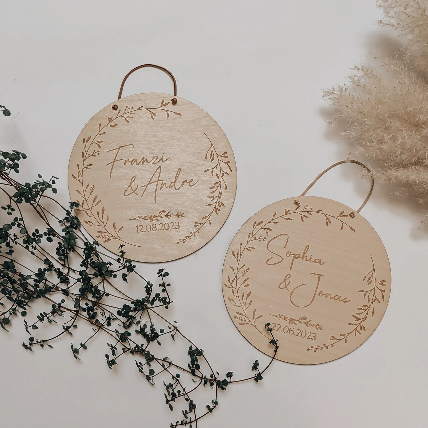 Ein handgefertigtes Holzschild mit den eingravierten Namen des Brautpaares und dem Hochzeitsdatum. Das Schild ist ein perfektes Geschenk zur Hochzeit und eine zeitlose Erinnerung an den besonderen Tag.