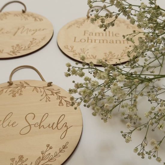 Personalisiertes Türschild aus Holz mit Familiennamen in verschiedenen Schriftarten und Blumen verzierung - Perfekte Türdeko als Geschenk z.B. zur Hochzeit oder Einweihung