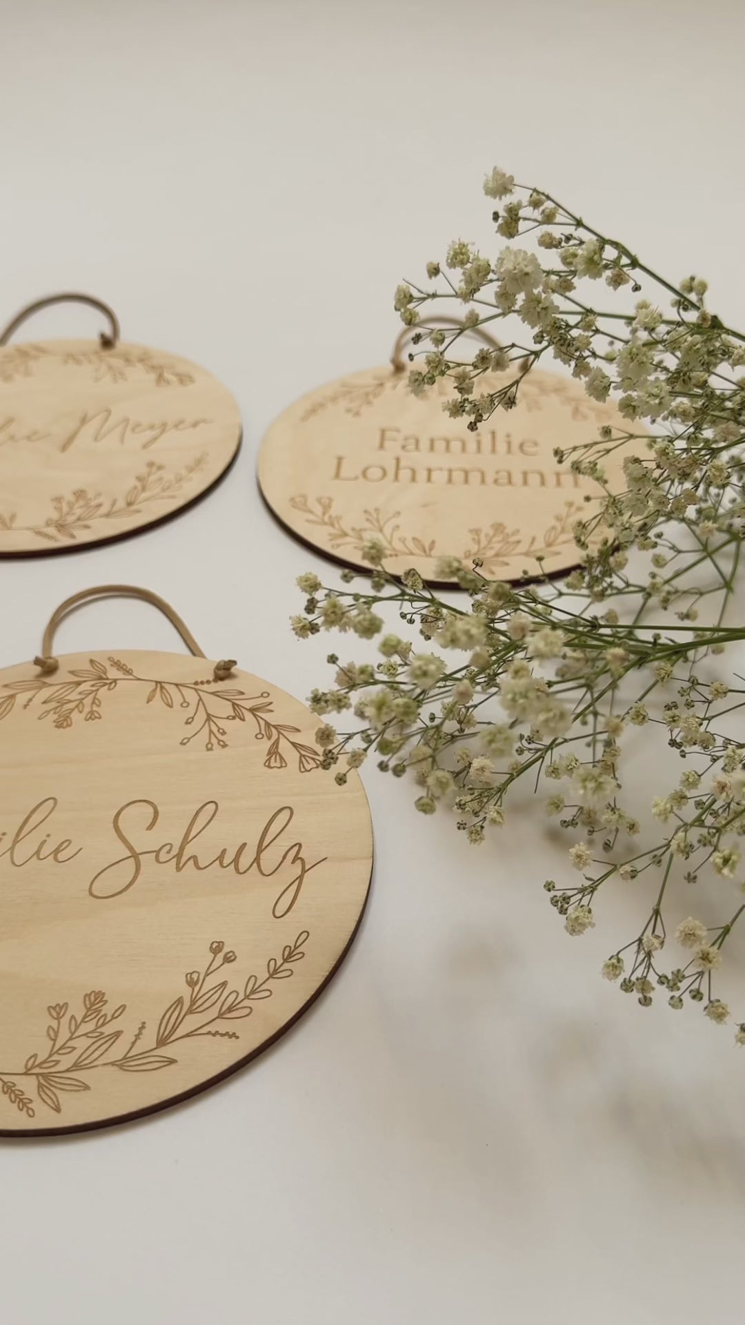 Personalisiertes Türschild aus Holz mit Familiennamen in verschiedenen Schriftarten und Blumen verzierung - Perfekte Türdeko als Geschenk z.B. zur Hochzeit oder Einweihung