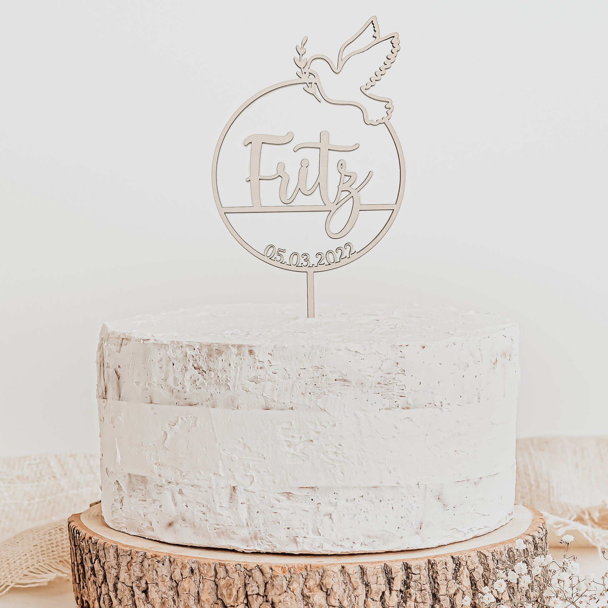 Personalisierter Holz Caketopper für Taufe, Kommunion oder Konfirmation mit Name, Datum und einer Taube als Symbol für den Heiligen Geist, dekoriert auf einer Torte.