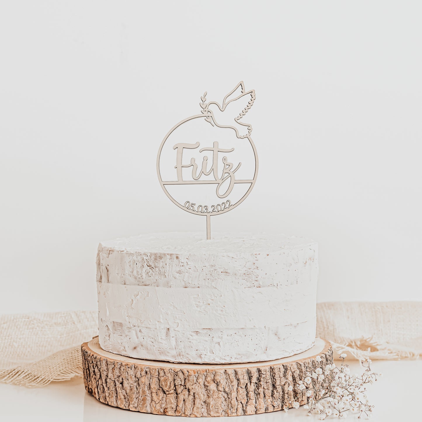 Personalisierter Holz Caketopper für Taufe, Kommunion oder Konfirmation mit Name, Datum und einer Taube als Symbol für den Heiligen Geist, dekoriert auf einer Torte.