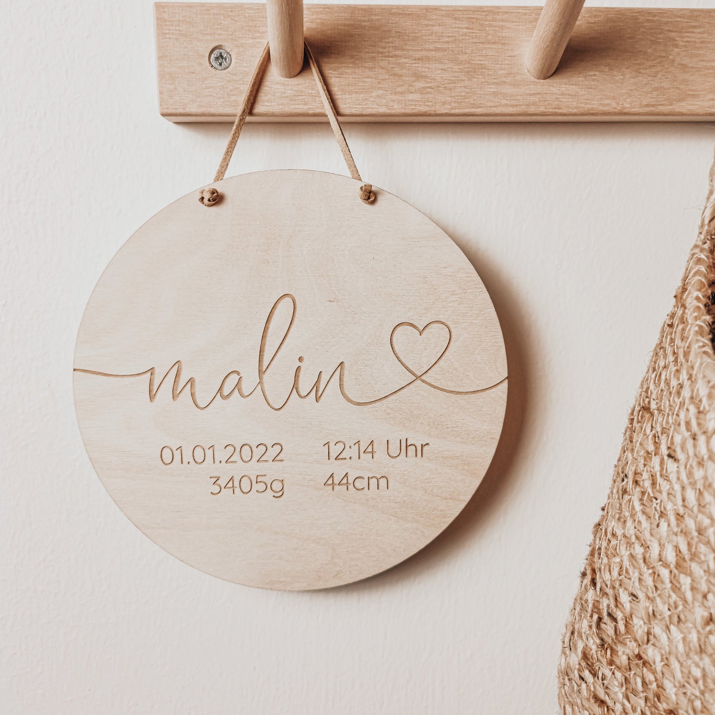 Handgefertigtes Namensschild aus Holz zur Geburt mit personalisierter Gravur von Name, Geburtsdatum, Uhrzeit, Gewicht und Größe – ideales Geschenk zur Geburt und Kinderzimmer-Dekoration