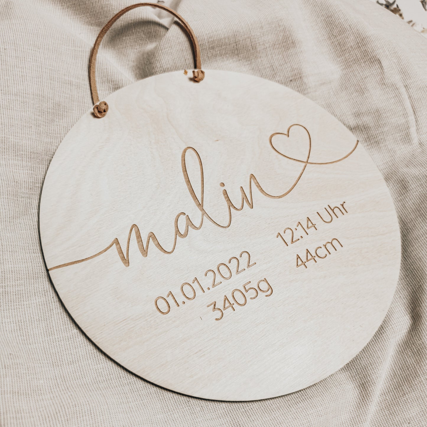 Handgefertigtes Namensschild aus Holz zur Geburt mit personalisierter Gravur von Name, Geburtsdatum, Uhrzeit, Gewicht und Größe – ideales Geschenk zur Geburt und Kinderzimmer-Dekoration