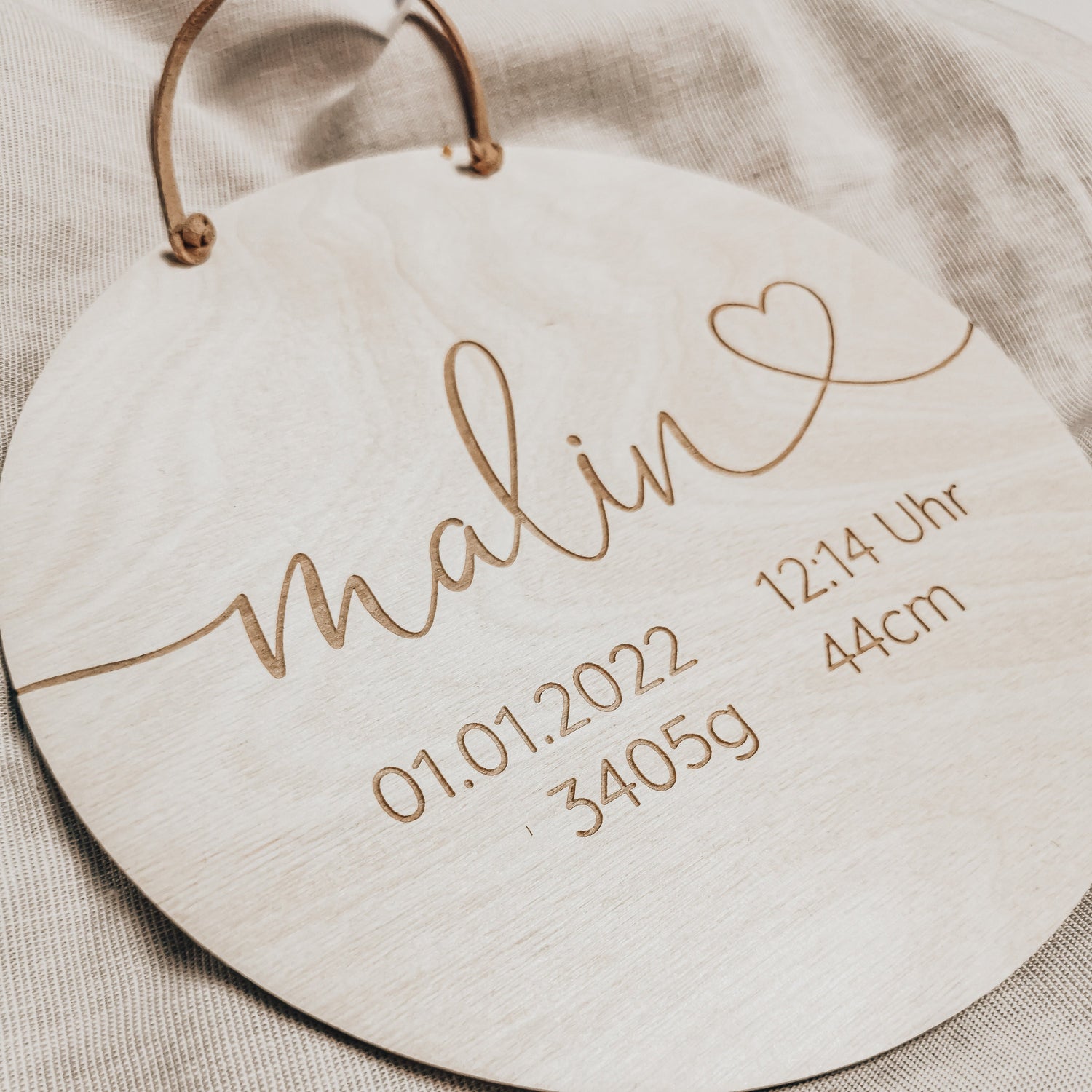 Handgefertigtes Namensschild aus Holz zur Geburt mit personalisierter Gravur von Name, Geburtsdatum, Uhrzeit, Gewicht und Größe – ideales Geschenk zur Geburt und Kinderzimmer-Dekoration