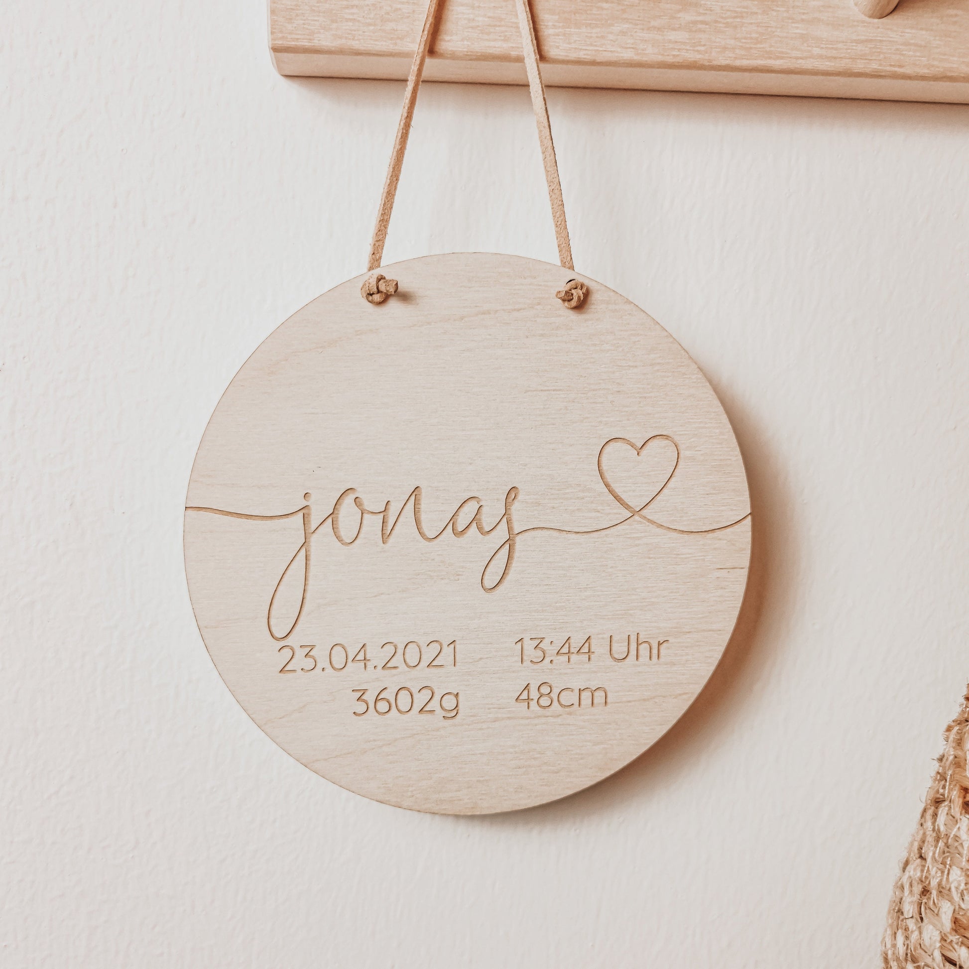 Handgefertigtes Namensschild aus Holz zur Geburt mit personalisierter Gravur von Name, Geburtsdatum, Uhrzeit, Gewicht und Größe – ideales Geschenk zur Geburt und Kinderzimmer-Dekoration