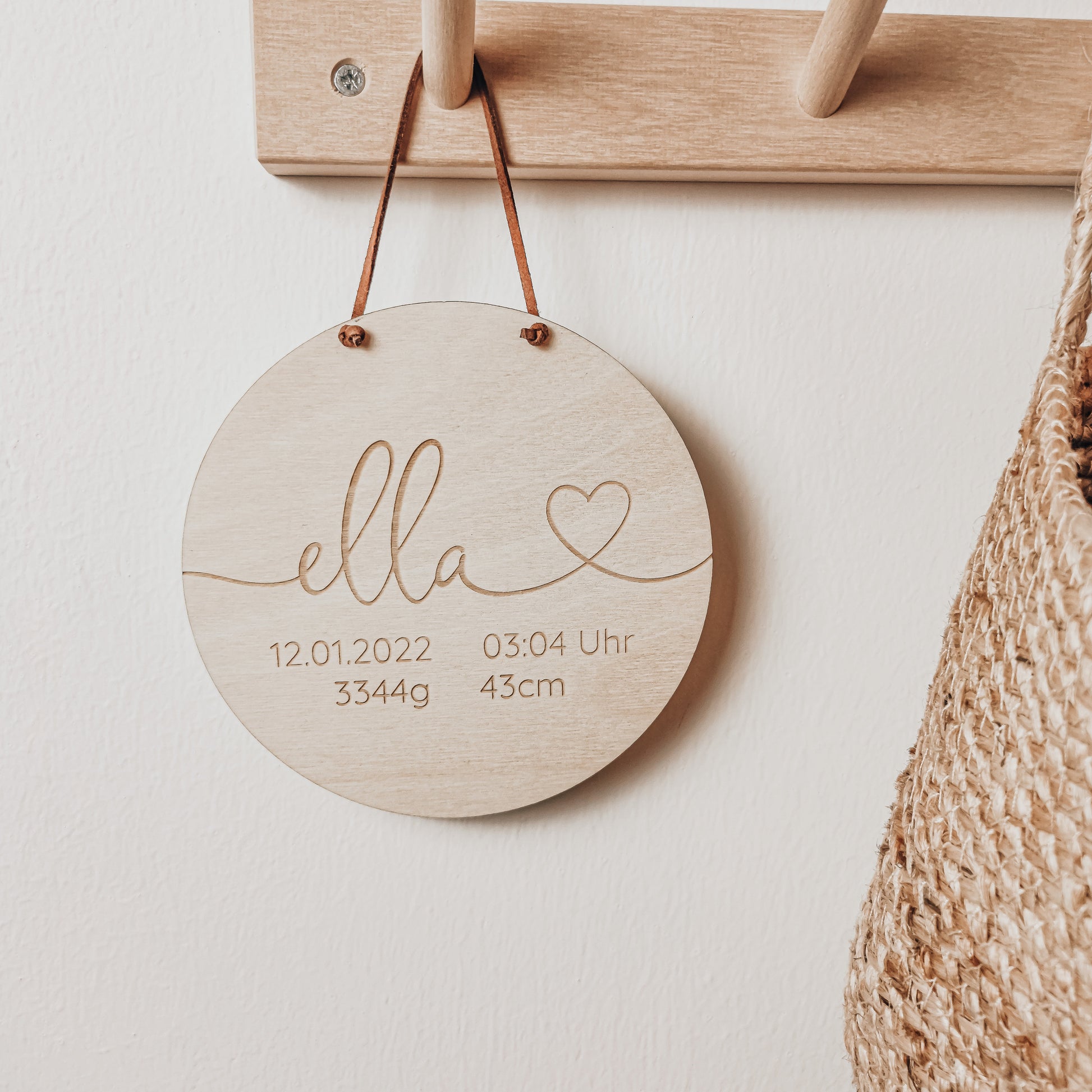 Handgefertigtes Namensschild aus Holz zur Geburt mit personalisierter Gravur von Name, Geburtsdatum, Uhrzeit, Gewicht und Größe – ideales Geschenk zur Geburt und Kinderzimmer-Dekoration