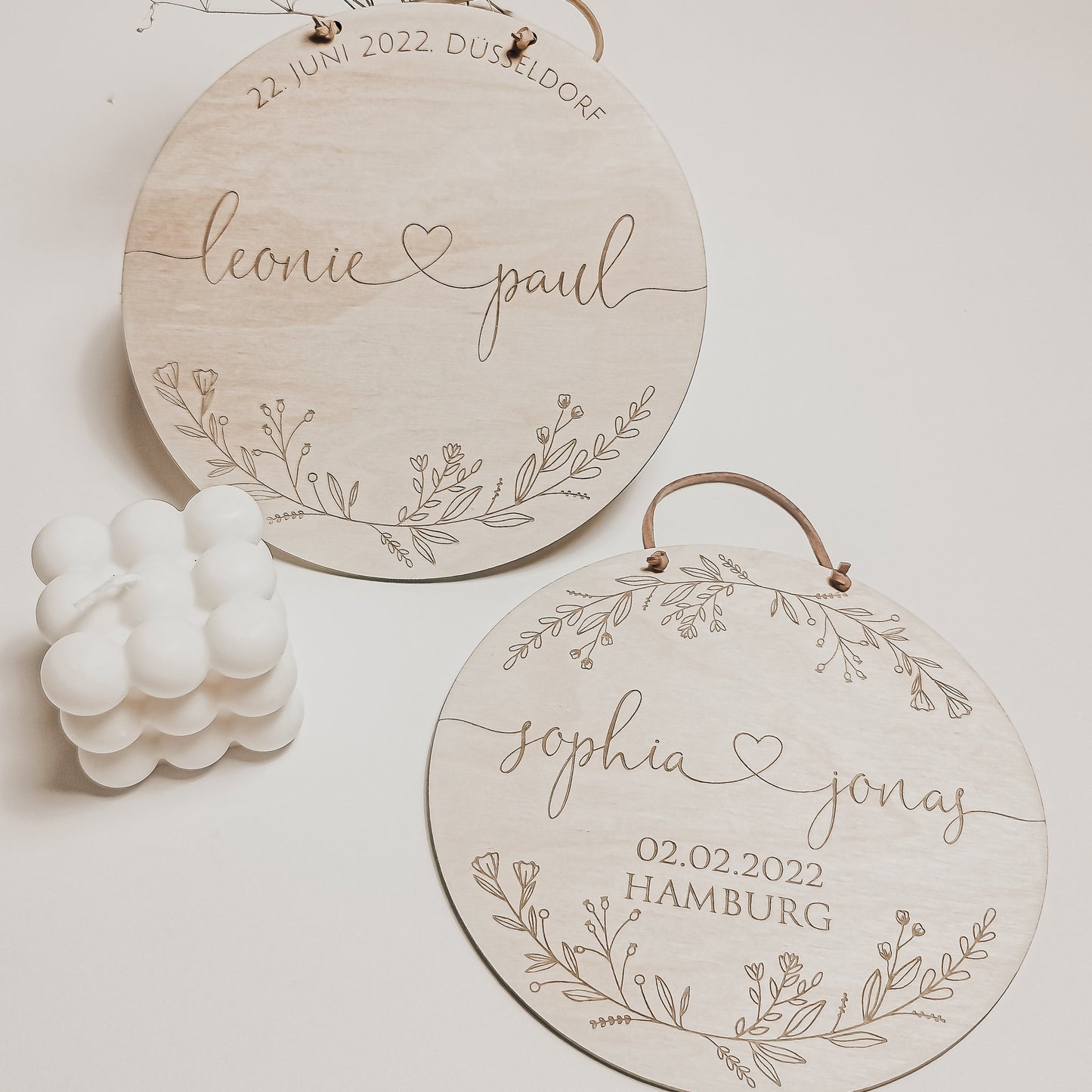 Mit Namen des Brautpaares, sowie Datum und Ort der Hochzeit personalisiertes Holzschild mit Blumen Verzierung  – Graviertes Hochzeitsgeschenk aus Holz