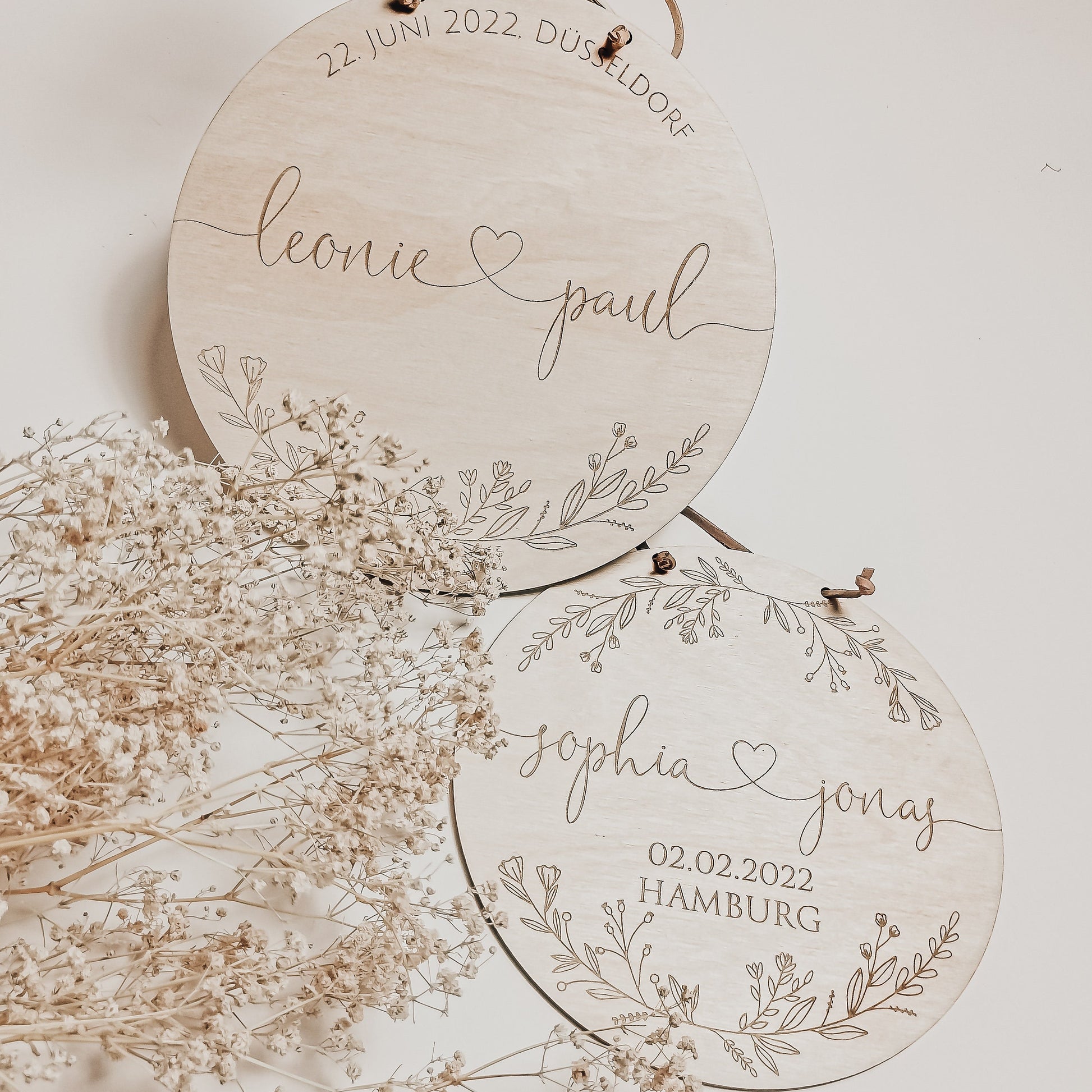 Mit Namen des Brautpaares, sowie Datum und Ort der Hochzeit personalisiertes Holzschild mit Blumen Verzierung  – Graviertes Hochzeitsgeschenk aus Holz