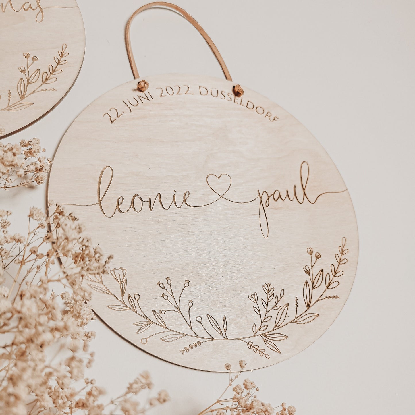 Mit Namen des Brautpaares, sowie Datum und Ort der Hochzeit personalisiertes Holzschild mit Blumen Verzierung  – Graviertes Hochzeitsgeschenk aus Holz