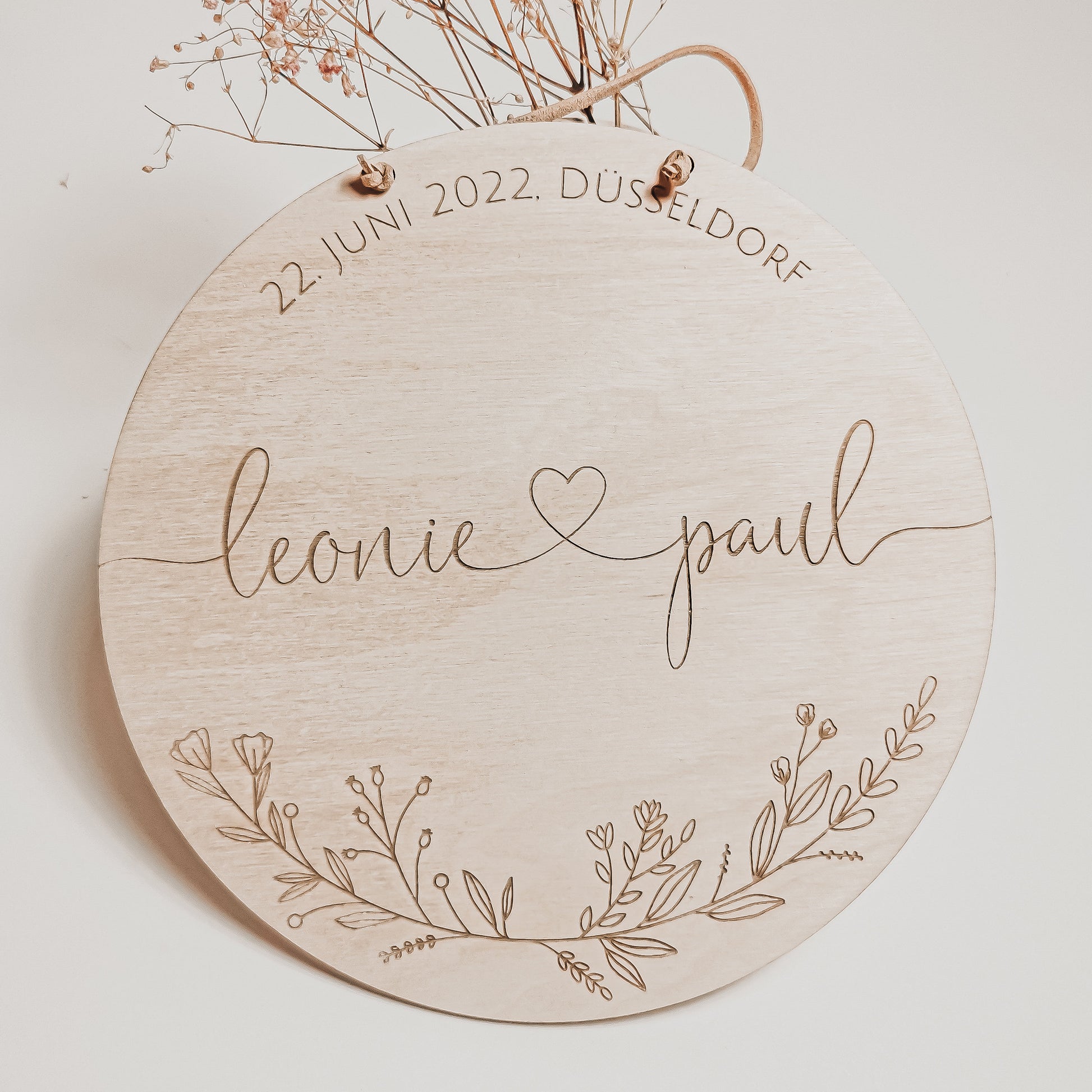 Mit Namen des Brautpaares, sowie Datum und Ort der Hochzeit personalisiertes Holzschild mit Blumen Verzierung  – Graviertes Hochzeitsgeschenk aus Holz