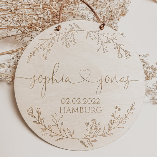 Mit Namen des Brautpaares, sowie Datum und Ort der Hochzeit personalisiertes Holzschild mit Blumen Verzierung  – Graviertes Hochzeitsgeschenk aus Holz